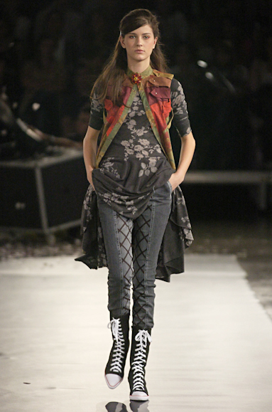 desfiles-erikaikezilli-saopauloinverno2005rtw-106