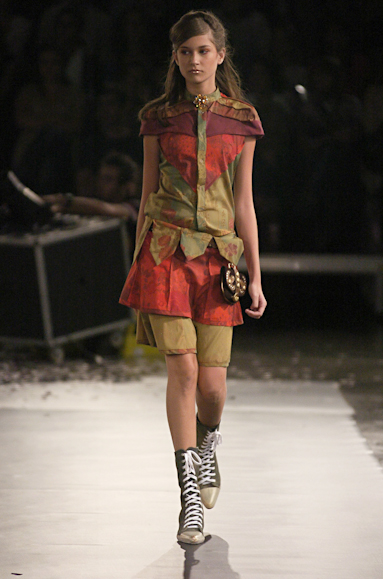 desfiles-erikaikezilli-saopauloinverno2005rtw-108