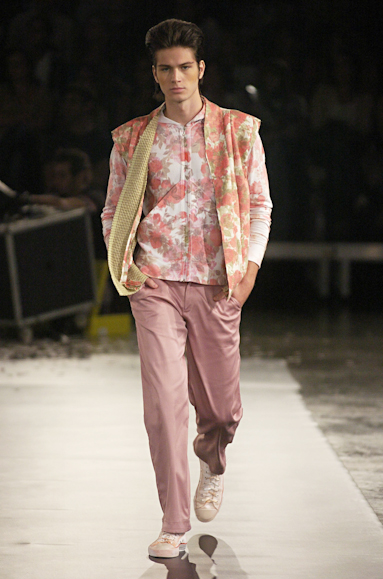 desfiles-erikaikezilli-saopauloinverno2005rtw-112