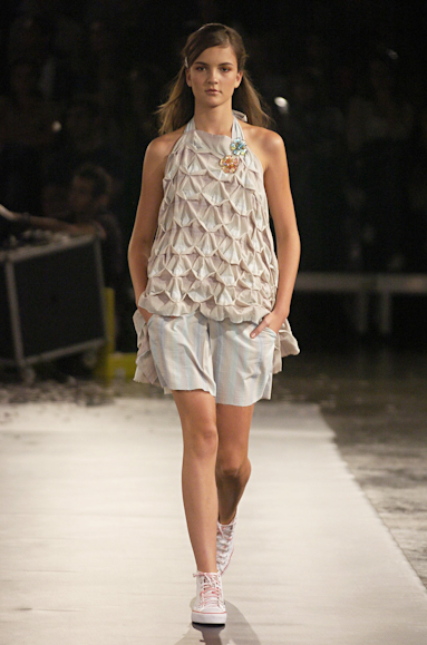 desfiles-erikaikezilli-saopauloinverno2005rtw-116
