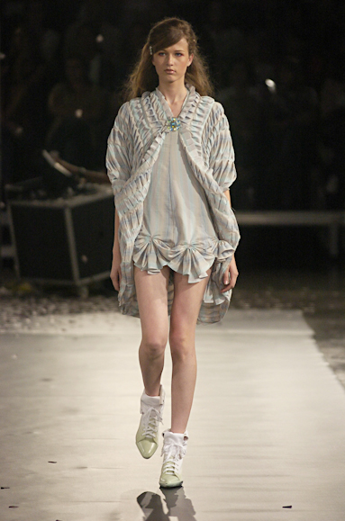 desfiles-erikaikezilli-saopauloinverno2005rtw-120