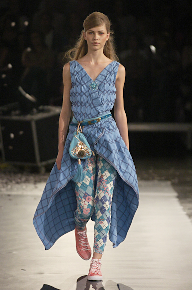 desfiles-erikaikezilli-saopauloinverno2005rtw-122