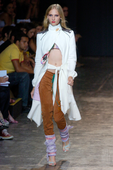 desfiles-fabiabercsek-saopauloinverno2005rtw-108