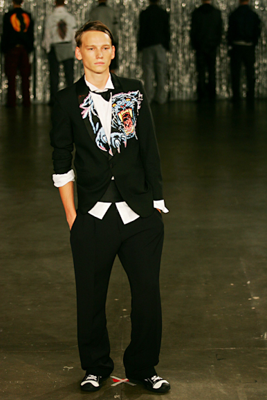desfiles-fausehatenmen-saopauloinverno2005rtw-125