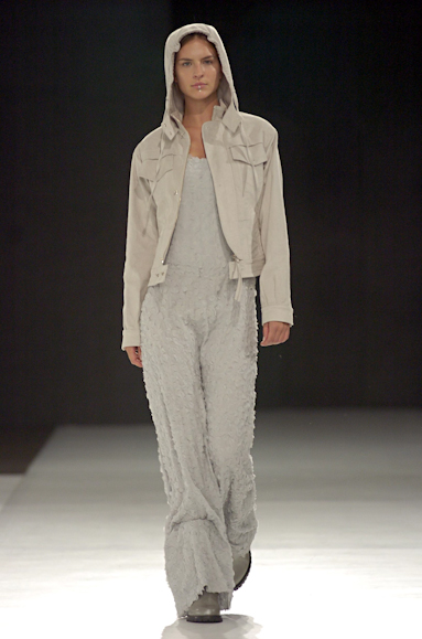 desfiles-gloriacoelho-saopauloinverno2005rtw-141