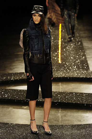 desfiles-iodice-saopauloinverno2005rtw-137