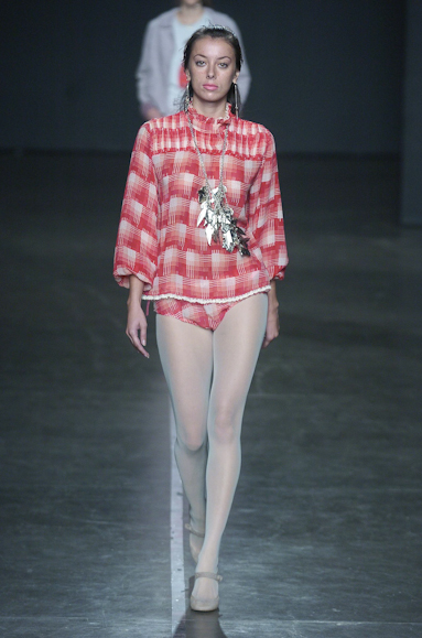 desfiles-isabelacapeto-saopauloinverno2005rtw-111