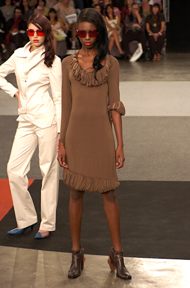 desfiles-lorenzomerlino-saopauloinverno2005rtw-121