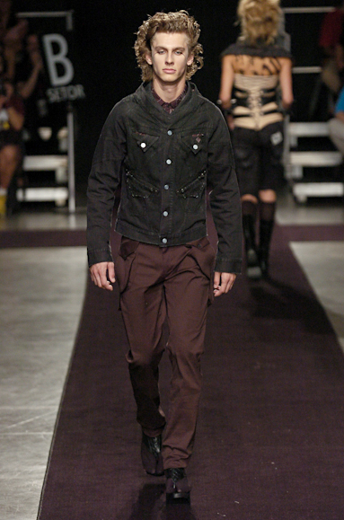 desfiles-mareunitschke-saopauloinverno2005rtw-105
