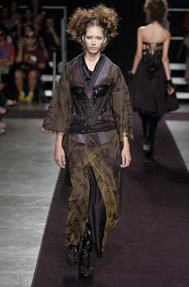 desfiles-mareunitschke-saopauloinverno2005rtw-122