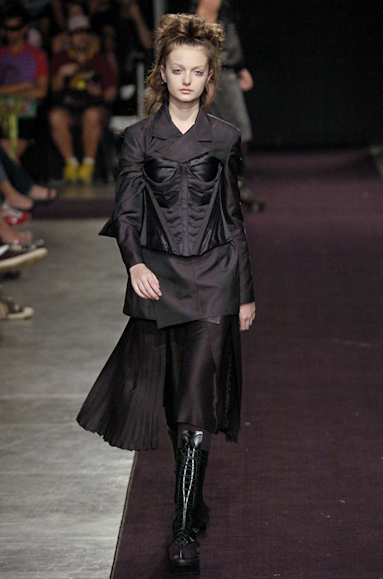 desfiles-mareunitschke-saopauloinverno2005rtw-131