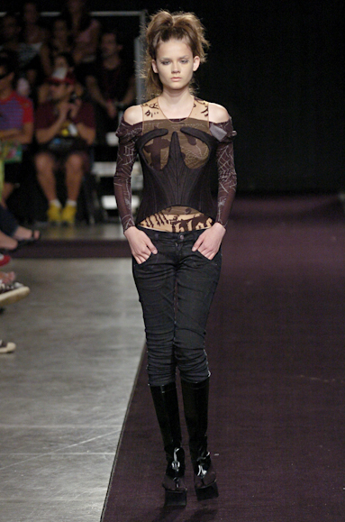 desfiles-mareunitschke-saopauloinverno2005rtw-132