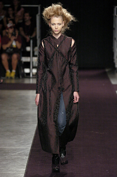desfiles-mareunitschke-saopauloinverno2005rtw-138