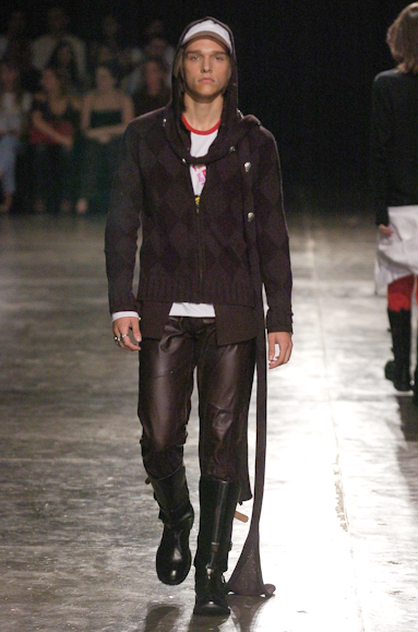 desfiles-ellusmen-saopauloinverno2005rtw-107