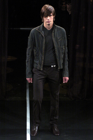 desfiles-ricardoalmeida-saopauloinverno2005rtw-112
