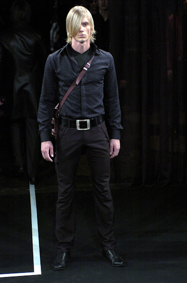 desfiles-ricardoalmeida-saopauloinverno2005rtw-113