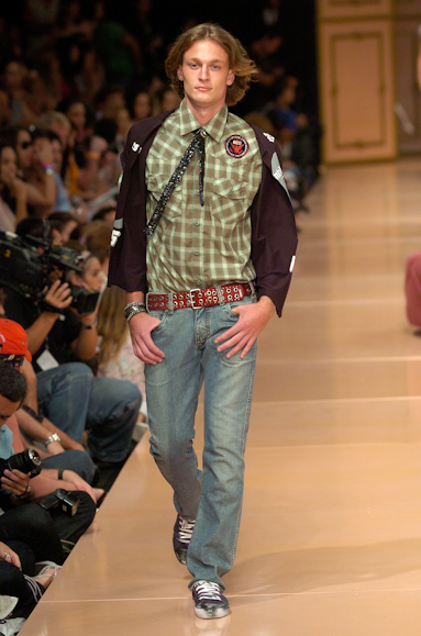 desfiles-colcci-rioinverno2005rtw-135