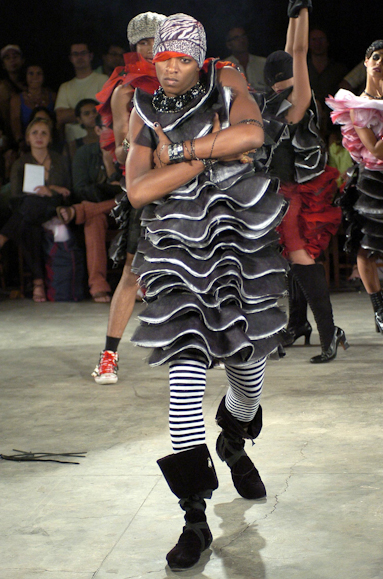 desfiles-mxm-rioinverno2005rtw-107