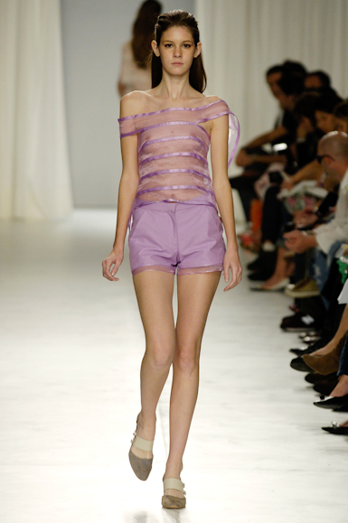 desfiles-lorenzomerlino-saopauloverao2006rtw-105