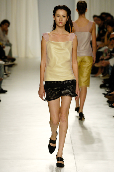 desfiles-lorenzomerlino-saopauloverao2006rtw-111