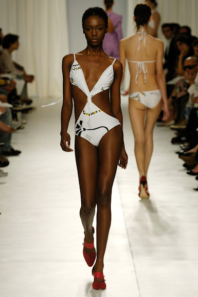 desfiles-lorenzomerlino-saopauloverao2006rtw-115