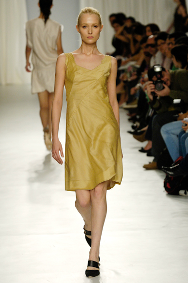 desfiles-lorenzomerlino-saopauloverao2006rtw-128