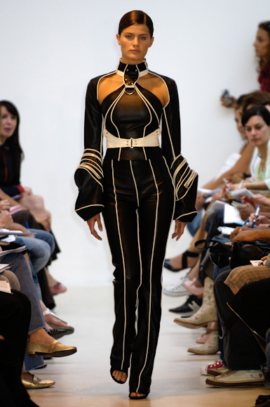 desfiles-pedrolourenco-saopauloverao2006rtw-100