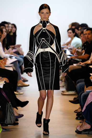 desfiles-pedrolourenco-saopauloverao2006rtw-101