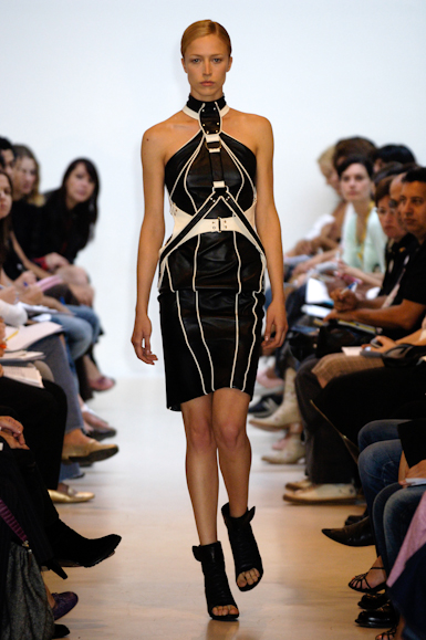 desfiles-pedrolourenco-saopauloverao2006rtw-102
