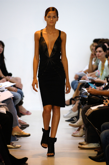 desfiles-pedrolourenco-saopauloverao2006rtw-111