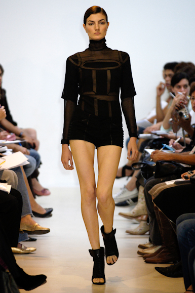 desfiles-pedrolourenco-saopauloverao2006rtw-116