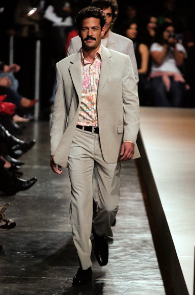 desfiles-ricardoalmeida-saopauloverao2006rtw-101