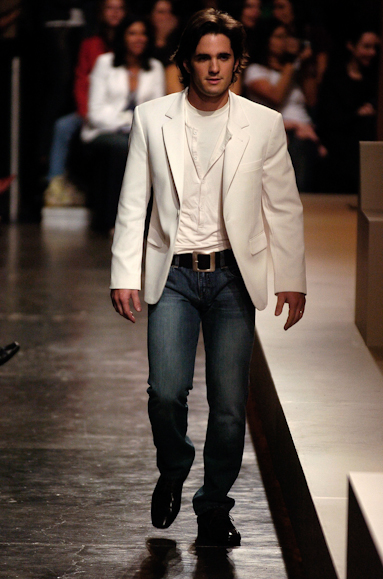 desfiles-ricardoalmeida-saopauloverao2006rtw-107