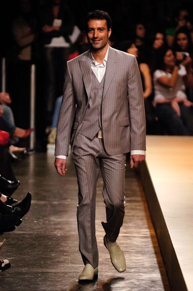 desfiles-ricardoalmeida-saopauloverao2006rtw-118