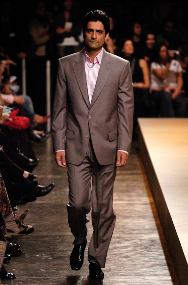 desfiles-ricardoalmeida-saopauloverao2006rtw-119