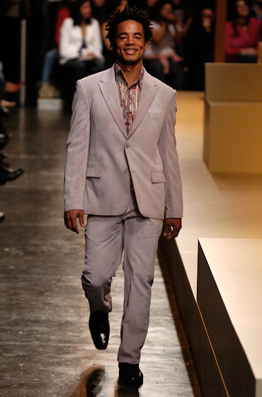 desfiles-ricardoalmeida-saopauloverao2006rtw-124