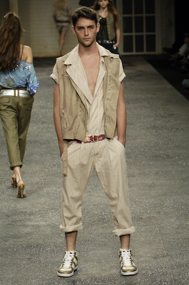 desfiles-colcci-rioverao2006rtw-106