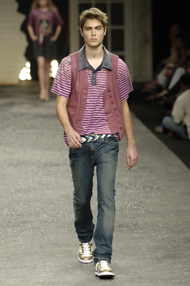 desfiles-colcci-rioverao2006rtw-117
