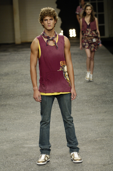 desfiles-colcci-rioverao2006rtw-119