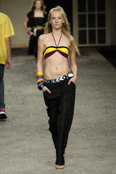 desfiles-colcci-rioverao2006rtw-129