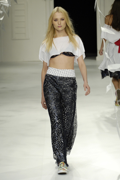 desfiles-gracaottoni-rioverao2006rtw-103