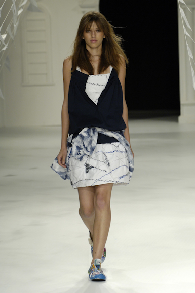 desfiles-gracaottoni-rioverao2006rtw-107