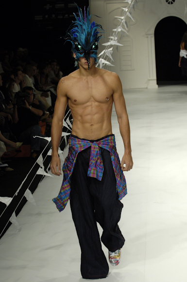 desfiles-gracaottoni-rioverao2006rtw-134
