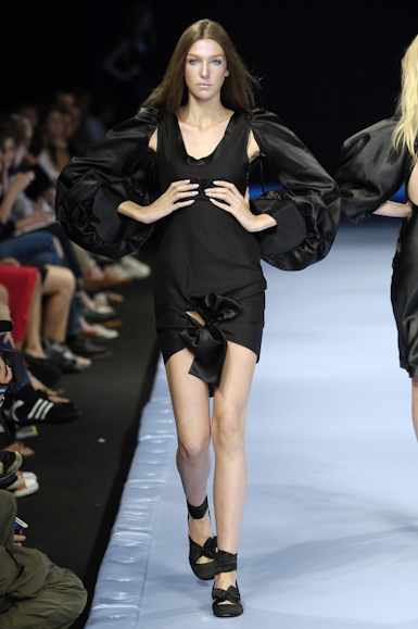 desfiles-karllagirotto-rioverao2006rtw-105