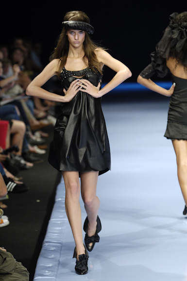 desfiles-karllagirotto-rioverao2006rtw-108