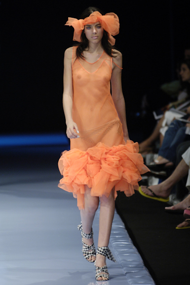 desfiles-karllagirotto-rioverao2006rtw-119