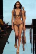 desfiles-lenny-rioverao2006rtw-119