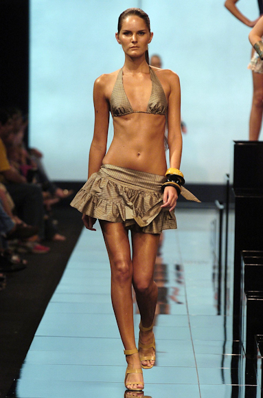 desfiles-lenny-rioverao2006rtw-148