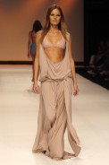 desfiles-luizabonadimam-rioverao2006rtw-102