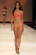 desfiles-luizabonadimam-rioverao2006rtw-106